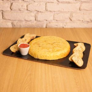 Tortilla de patata con tomate 100% natural y pan.